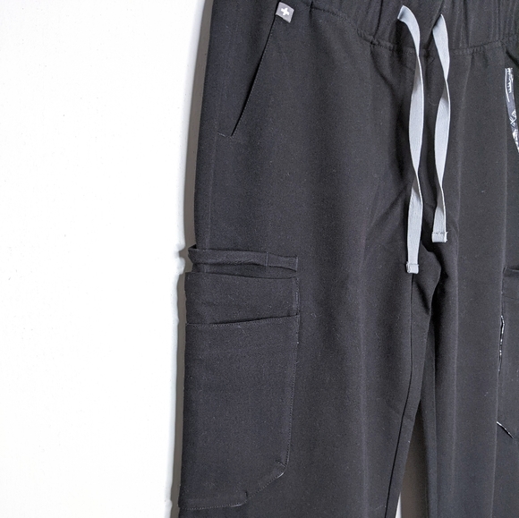 FIGS Tema Performance Wide Leg Cargo Scrubs Pants - Picture 5 of 12